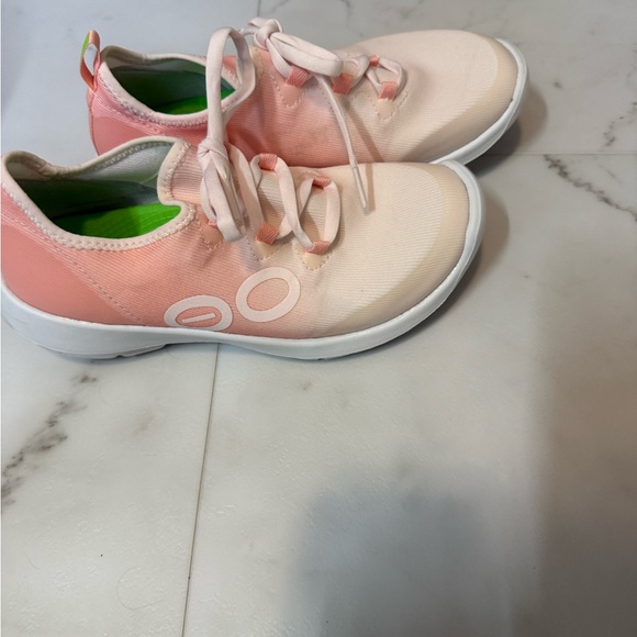 Women's Cream Athletic Shoes Oofos - Picture 3 of 8